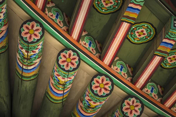 Detalhe do telhado coreano tradicional, ornamento decorado colorido — Fotografia de Stock
