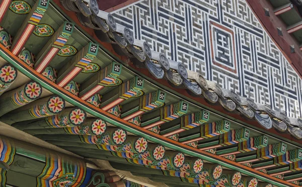 Detalj av traditionella koreanska tak, färgglatt inredda prydnad — Stockfoto