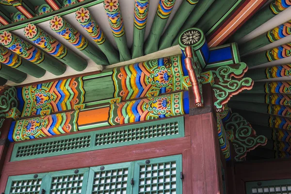 传统的韩国屋顶，丰富多彩的细节装饰装饰 — 图库照片