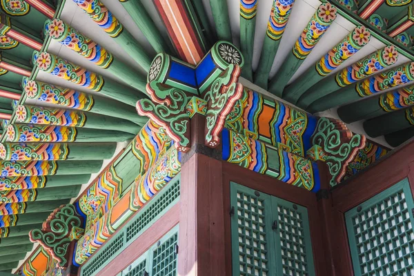 Détail du toit traditionnel coréen, ornement décoré coloré — Photo
