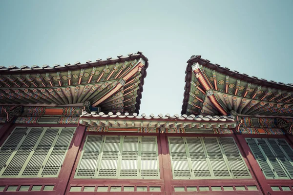 Detail van traditionele Koreaanse dak, kleurrijk ingericht Ornament — Stockfoto