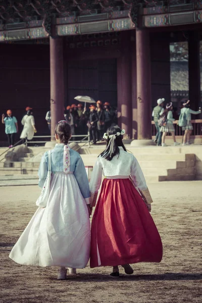 Seoul, South Korea - October 20, 2016: Young girls in traditiona — Stock Photo, Image