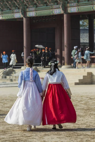 Seul, Coréia do Sul - 20 de outubro de 2016: Jovens meninas na tradiçãoa — Fotografia de Stock