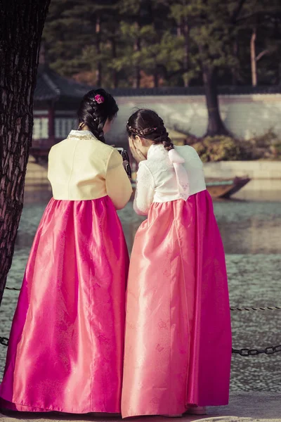 Seoul, South Korea - October 20, 2016: Young girls in traditiona — Stock Photo, Image