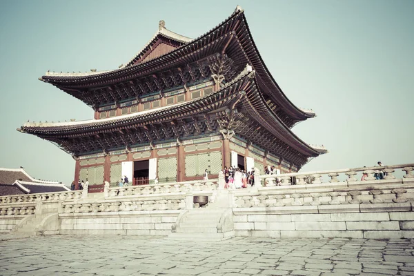Сеул - 21 жовтня, 2016:Geunjeongjeon, трону залом на в — стокове фото