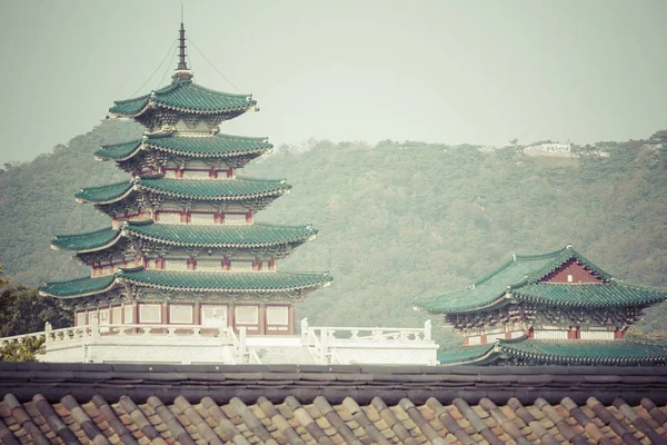 首尔-10 月 21 日，2016:Geunjeongjeon，王位大厅，在 — 图库照片