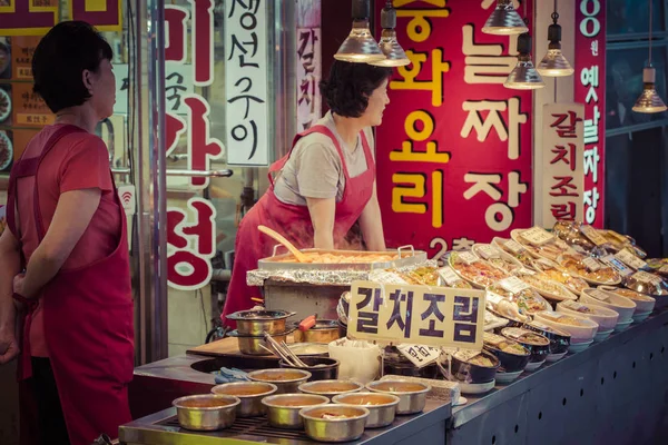 SEOUL - OCTOBER 21, 2016: Traditional food market in Seoul, Kore — Stock Photo, Image