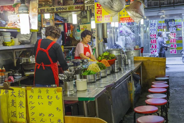 SEÚL - 21 DE OCTUBRE DE 2016: Mercado de alimentos tradicionales en Seúl, Kore —  Fotos de Stock
