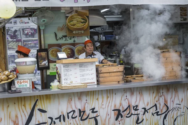 SEOUL - OCTOBER 21, 2016: Traditional food market in Seoul, Kore — Stock Photo, Image