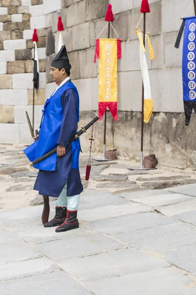 SEOUL - OCTOBER 21, 2016: The Palace guard at Seoul Palace in Ko — Stock Photo, Image
