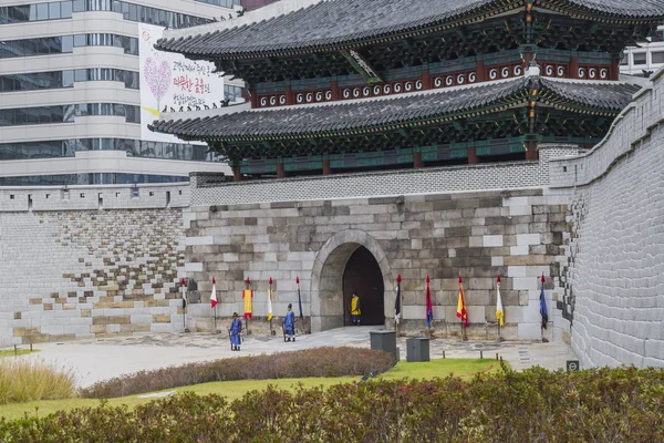 Seoul - 21 oktober 2016: Sungnyemun gate (Namdaemun) i Seoul, — Stockfoto