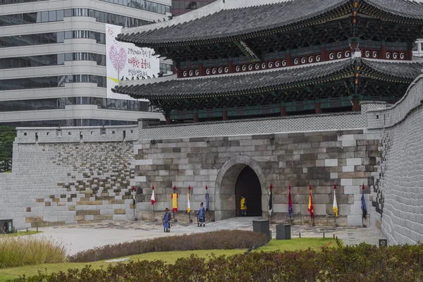 SEOUL - 21 OTTOBRE 2016: Porta Sungnyemun (Namdaemun) a Seoul , — Foto Stock