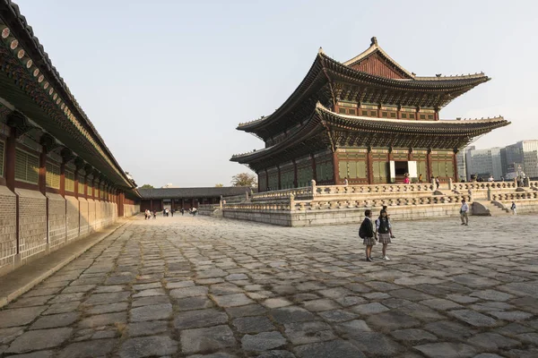 Seoul - 21 oktober 2016: Gyeongbokgung palace i Seoul, Korea — Stockfoto