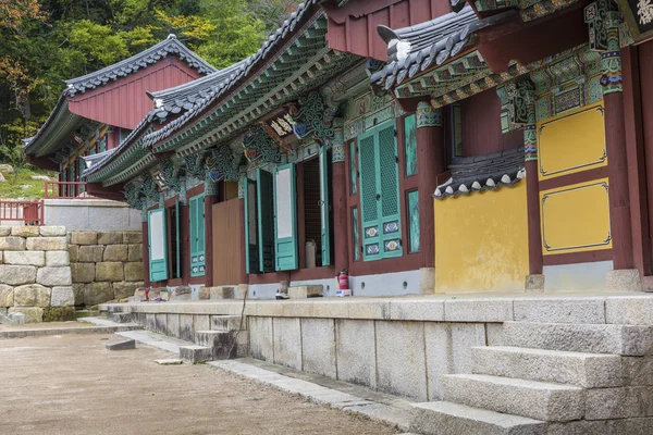BUSAN - 27 DE OCTUBRE DE 2016: Templo Beomeosa en Busan, Corea del Sur . — Foto de Stock