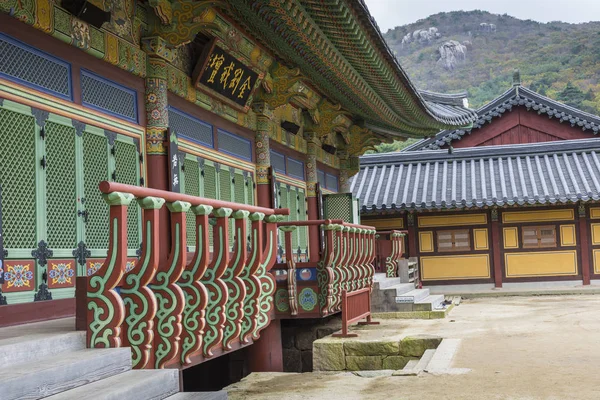 BUSAN - 27 DE OCTUBRE DE 2016: Templo Beomeosa en Busan, Corea del Sur . — Foto de Stock