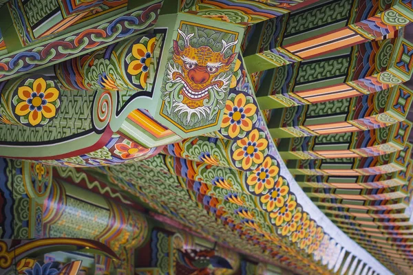 Пусан - 27 жовтня 2016: Beomeosa храму в Казань,. — стокове фото