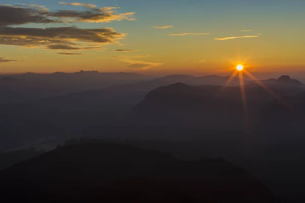 Paisaje. Amanecer en la montaña El pico de Adán. Sri Lanka . —  Fotos de Stock