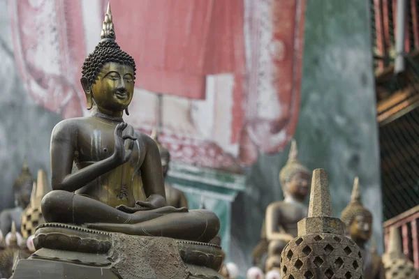 Řada ze soch Buddhy v Ganagarama chrámu, Colombo, Srí Lanka — Stock fotografie