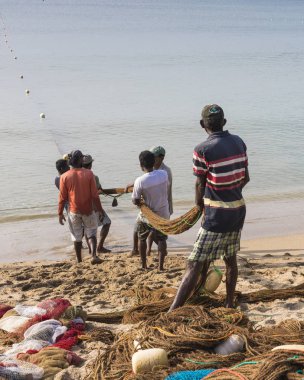 Galle, Sri Lanka - 09 Aralık 2016: balıkçılar durdu ve çalışma 