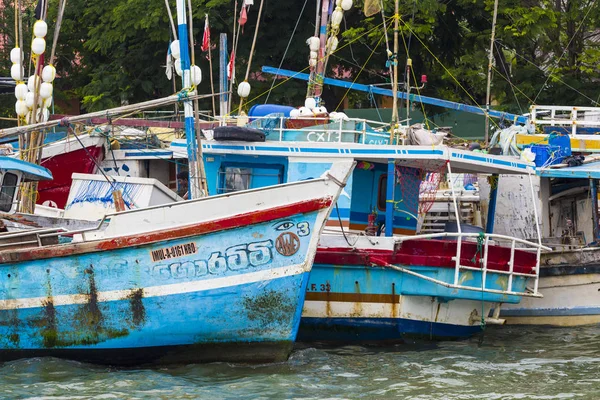 NEGOMBO, SRI LANKA - 30 novembre: I pescatori locali e la loro barca — Foto Stock