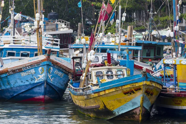 NEGOMBO, SRI LANKA - 30 de noviembre: Los pescadores locales y su barco — Foto de Stock