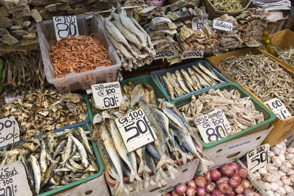 Peces secos en el mercado de pescado de Sri Lanka — Foto de Stock