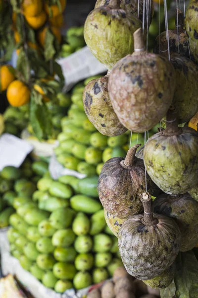 Muchas frutas tropicales en el mercado al aire libre en Sri Lanka —  Fotos de Stock