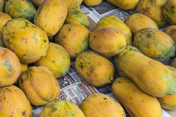 Свежие органические спелые папайи на фермерском рынке в Канди, Шри-Ла — стоковое фото