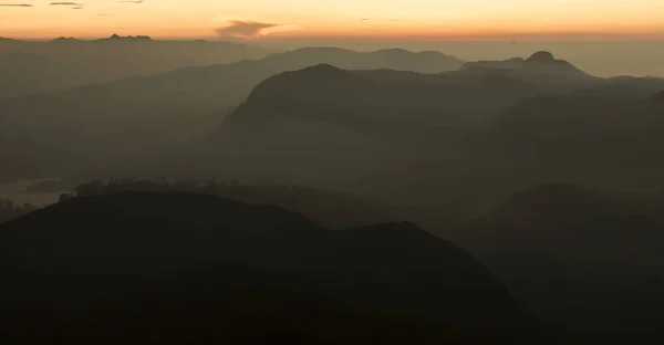 Paisaje. Amanecer en la montaña El pico de Adán. Sri Lanka . — Foto de Stock
