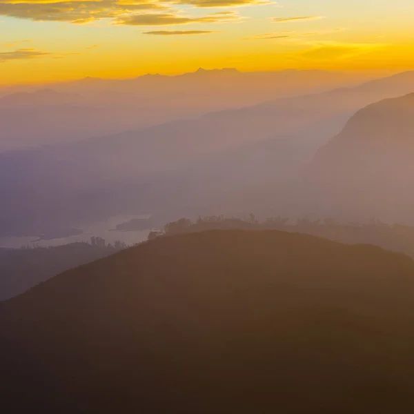 Paisaje. Amanecer en la montaña El pico de Adán. Sri Lanka . —  Fotos de Stock