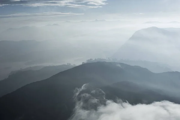 Landschap. Zonsopgang op de berg Adam's Peak. Sri Lanka. — Stockfoto