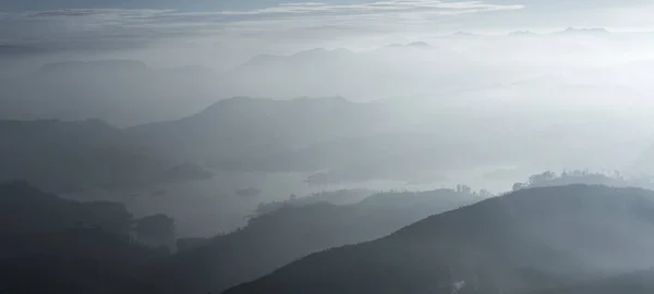 Landschap. Zonsopgang op de berg Adam's Peak. Sri Lanka. — Stockfoto