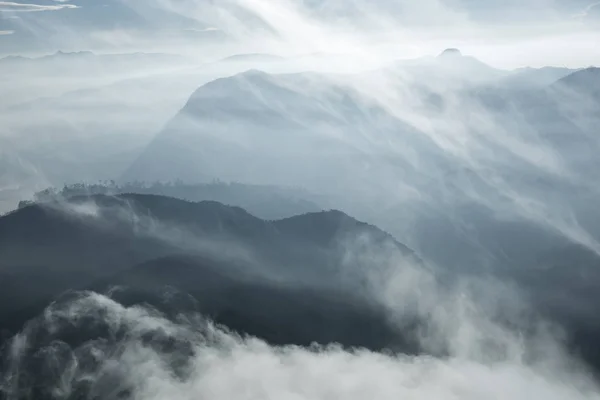 Landschap. Zonsopgang op de berg Adam's Peak. Sri Lanka. — Stockfoto