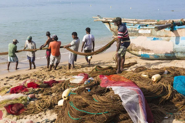 Galle, Sri Lanka - 09 December 2016: fiskare stod och arbete — Stockfoto