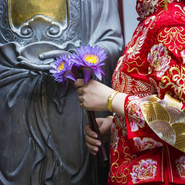 Woman hand respect to buddha statue. — Stock Photo, Image