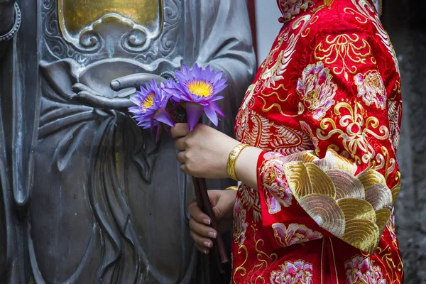 Woman hand respect to buddha statue. — Stock Photo, Image