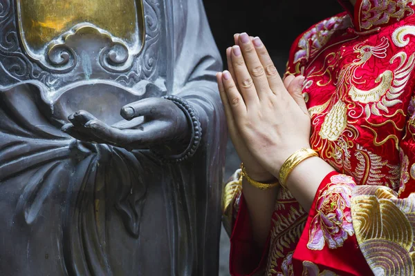 Kvinna hand respekt till buddhastaty. — Stockfoto