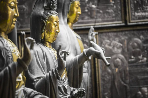 Rad av Buddha Statyer vid Ganagarama tempel, Colombo, Sri Lanka. — Stockfoto