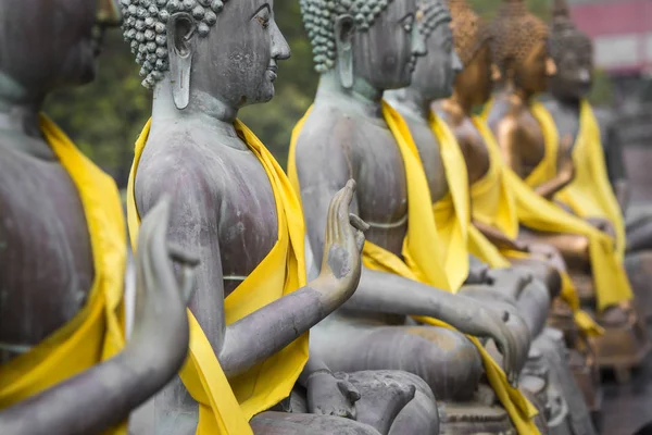 Sochy Buddhy v Seema Malaka Temple, Colombo, Srí Lanka — Stock fotografie