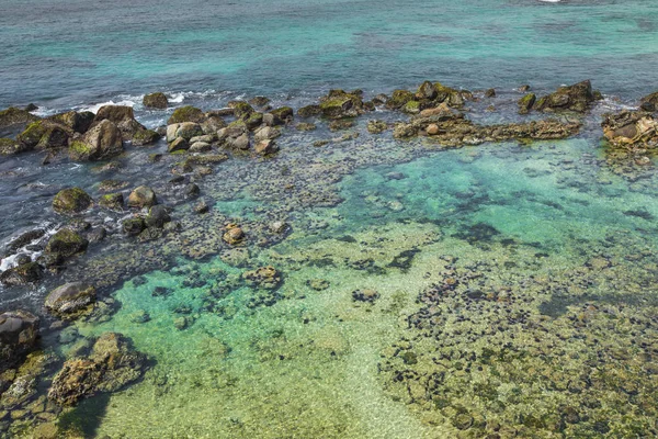 Αεροφωτογραφία του ένα τροπικό νησί με μπλε καθαρά νερά, κοραλλιογενείς re — Φωτογραφία Αρχείου