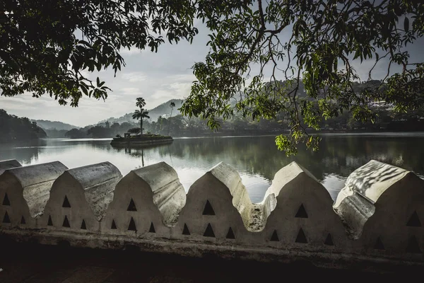 Искусственное озеро Богамбара и Diyathilaka Mandapaya / Остров — стоковое фото