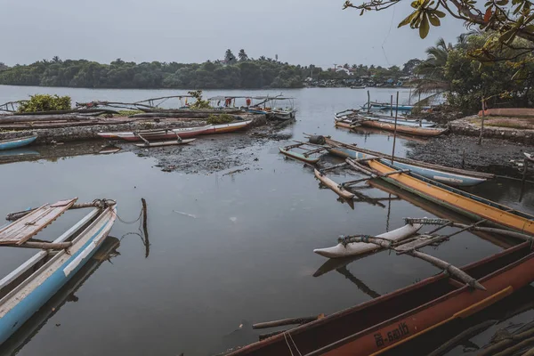 Negombo, sri lanka - 30. November: lokale Fischer und ihr Boot — Stockfoto
