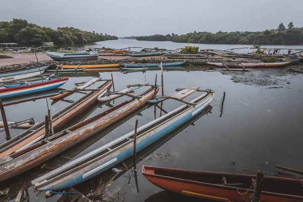 NEGOMBO, SRI LANKA - NOVEMBER 30: Local fishermen and their boat — Stock Photo, Image