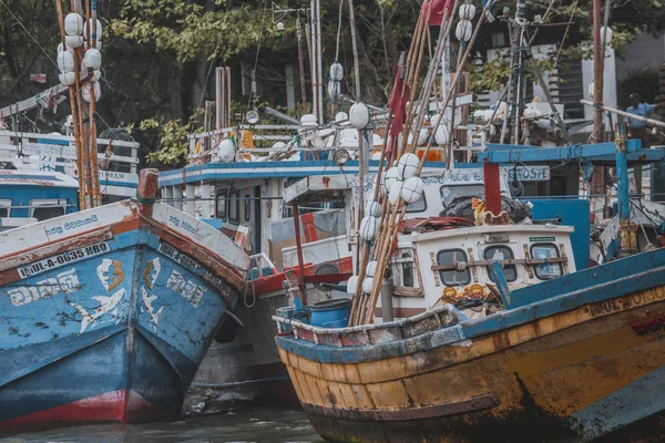 NEGOMBO, SRI LANKA - 30 novembre: I pescatori locali e la loro barca — Foto Stock