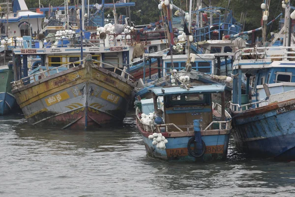 NEGOMBO, SRI LANKA - NOVEMBER 30: Local fishermen and their boat — Stock Photo, Image
