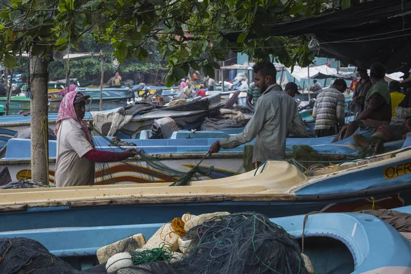 NEGOMBO, SRI LANKA - 30 NOVEMBRE : Personnes travaillant dans le secteur de la pêche — Photo