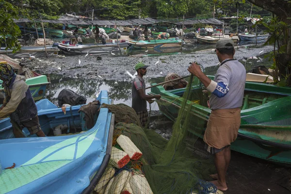 Negombo, sri lanka - 30. November: Menschen, die mit der Fischerei arbeiten — Stockfoto