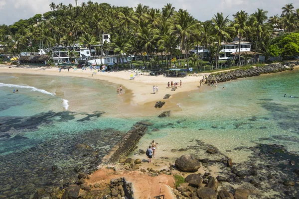 Praia tropical na cidade de Mirissa, Sri Lanka — Fotografia de Stock