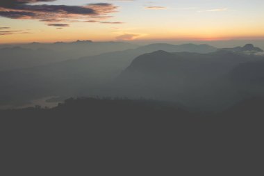 Manzara. Adam'ın en yüksek dağ güneş doğuyor. Sri Lanka.