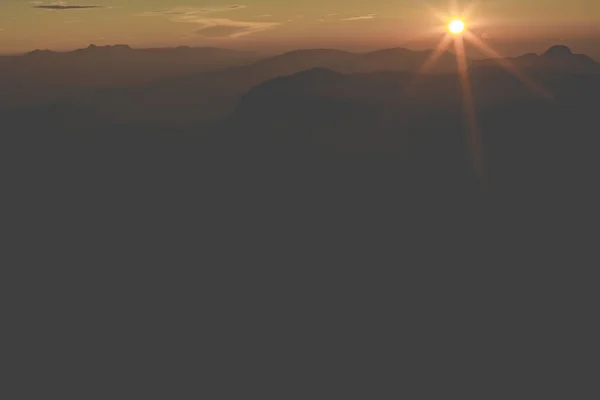 Přepínač na šířku. Východ slunce v horách Adam's Peak. Srí Lanka. — Stock fotografie